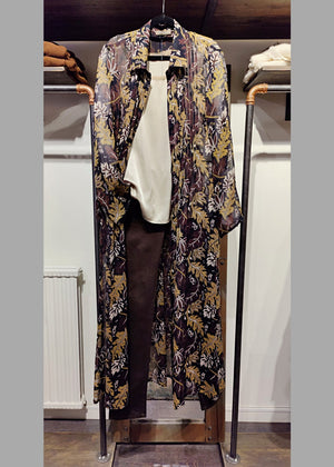 Maxilång skjortblus klänning med lång ärm i viskos georgette och fickor i sidan,  mönstrad i jordnära färger från Feeling Collection