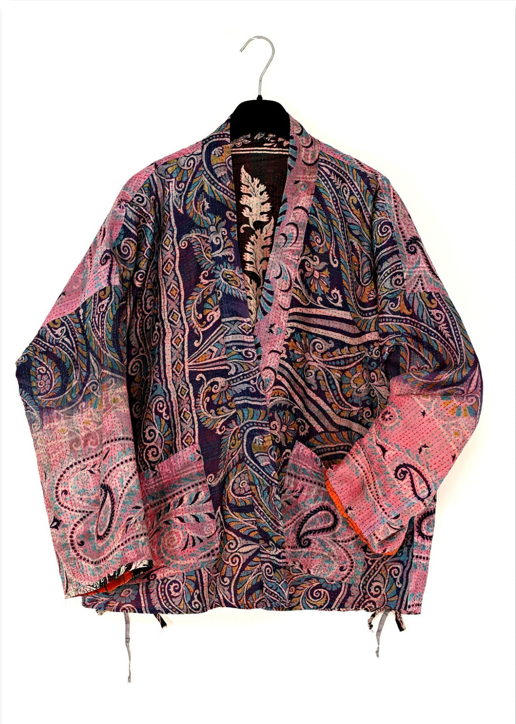 Vändbar siden jacka, av insamlade handtryckta vintage tyger, en vacker blandning av konst och hantverk. Jackan är helt unik och finns bara i ett exemplar.