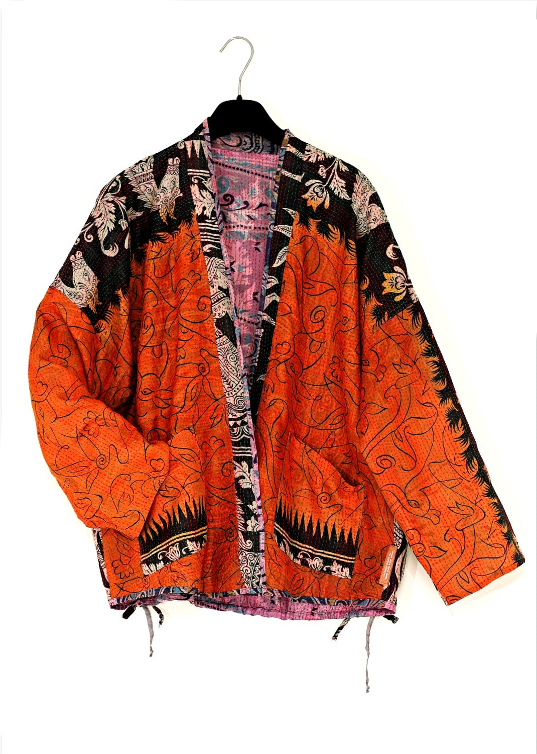 Vändbar siden jacka, av insamlade handtryckta vintage tyger, en vacker blandning av konst och hantverk. Jackan är helt unik och finns bara i ett exemplar.