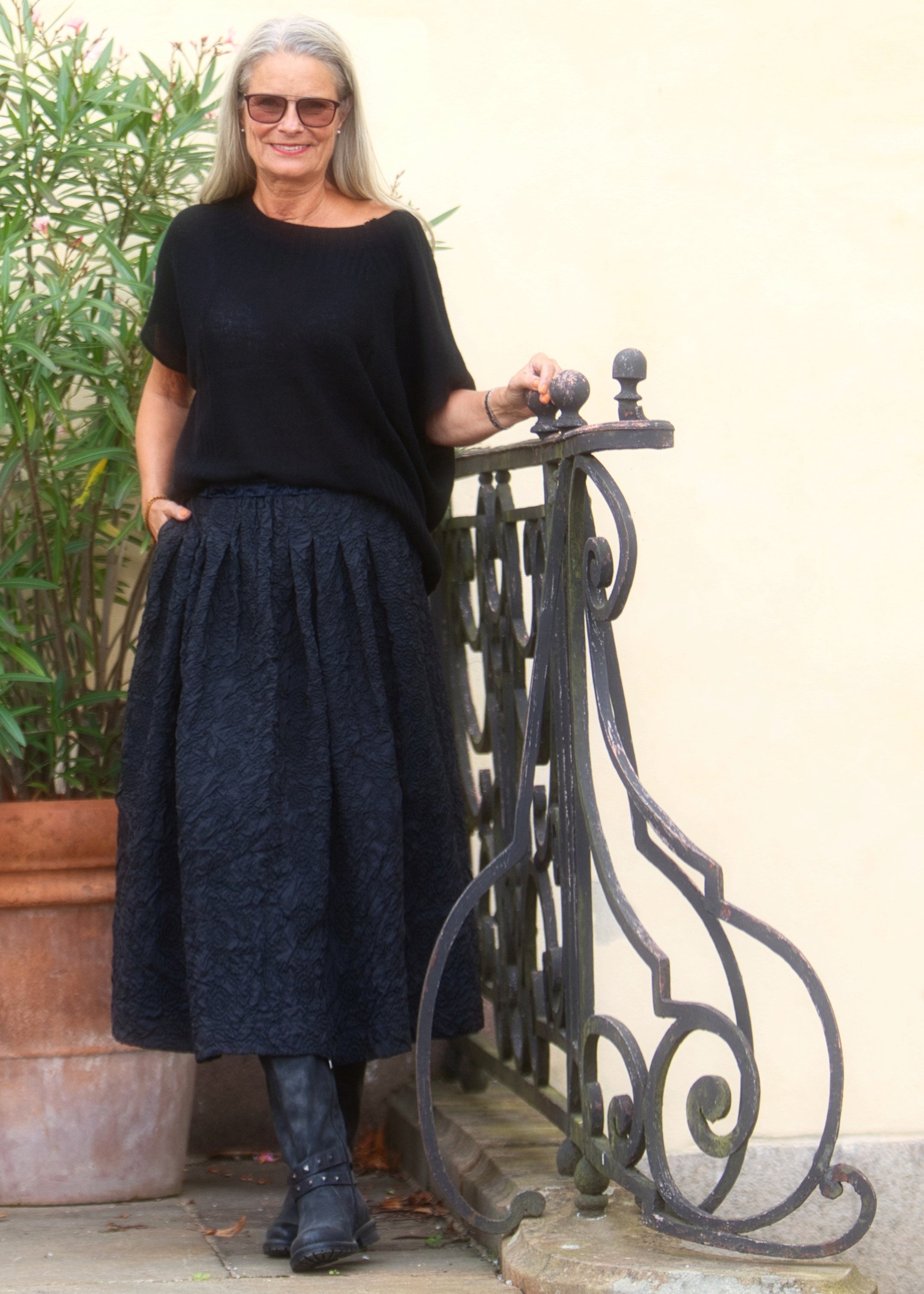 Midilång kjol med broderad struktur