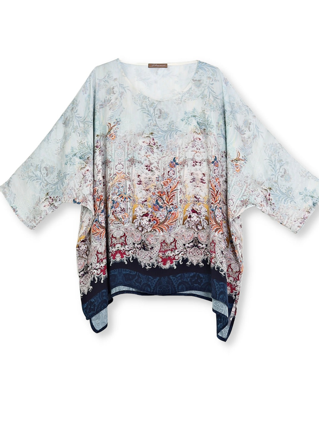 Denna utsökta kaftanblus har ett romantiskt, mångfärgat tryck med vackra blå nyanser. 