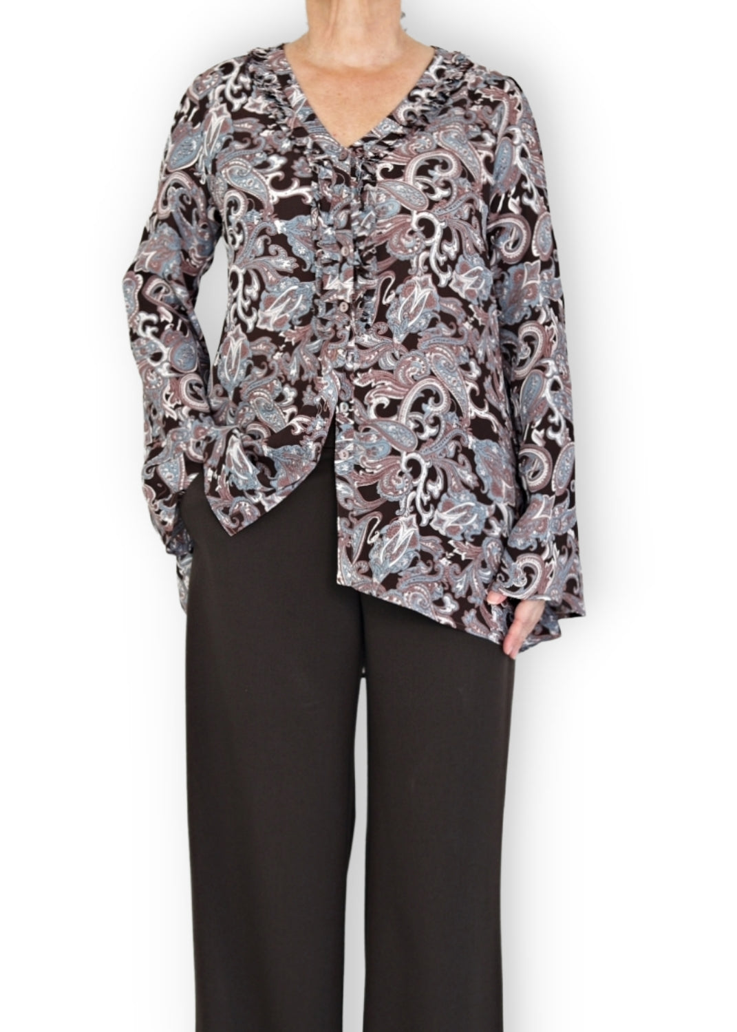 V-ringad stilig feminin blus med lång ärm i paisley mönstrad viskos crêpe. Mini volanger, klockformade ärmarna som går att knäppa upp till 3/4 ärm.