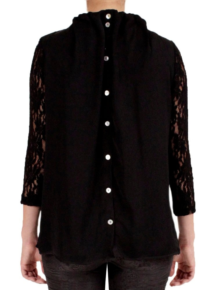 Svart fest blus med knäppning bak. Hög draperad hals och spets ärmar.