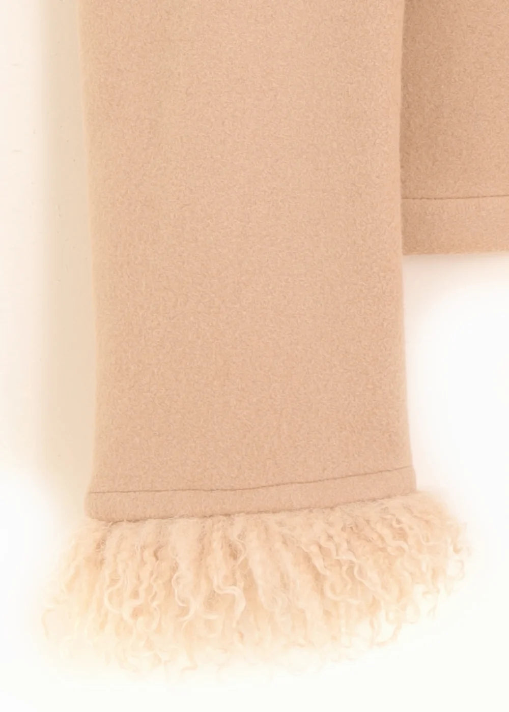 Kort jacka med fusk päls runt ärmavslut | Freya short jacket- Cream