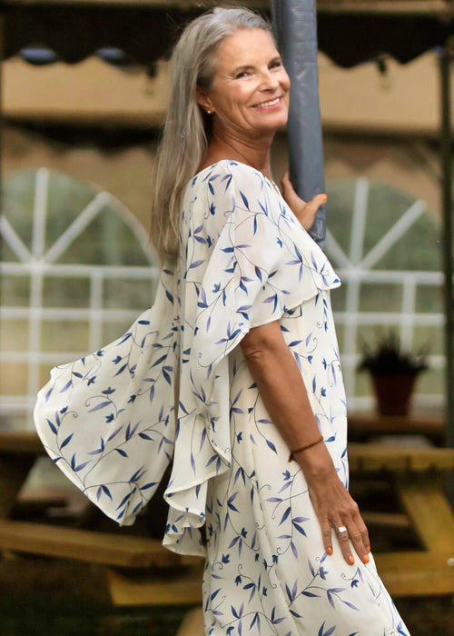 Cape-klänning i viskos georgette | Leila Cream