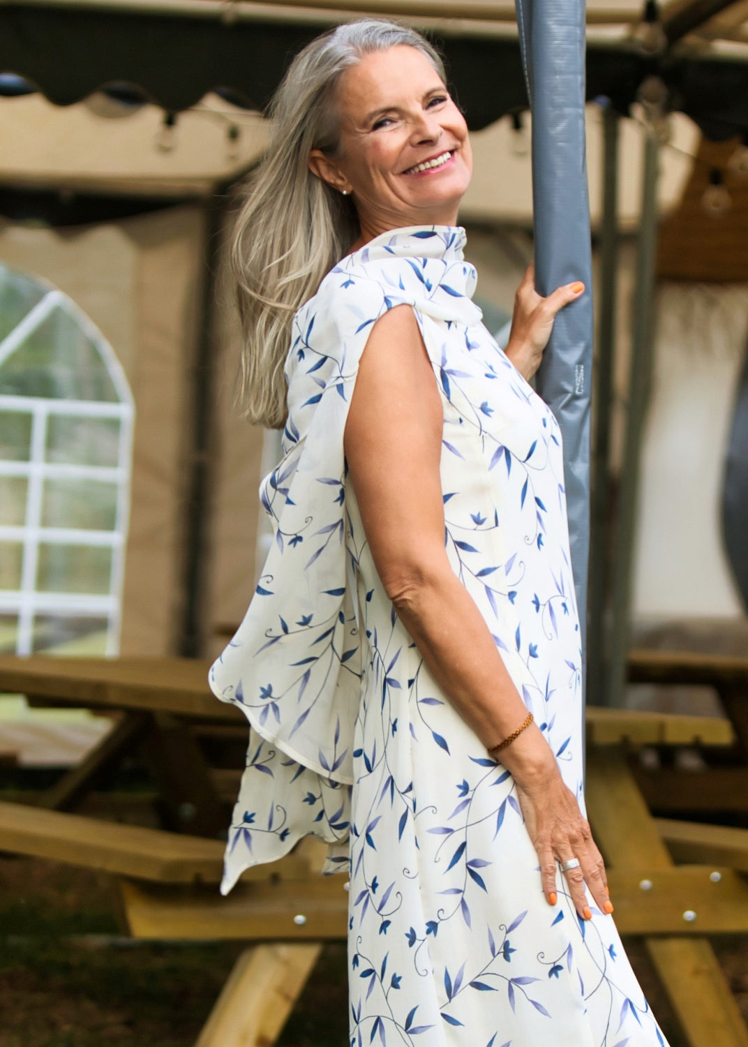 Knälång Cape-klänning i viskos georgette