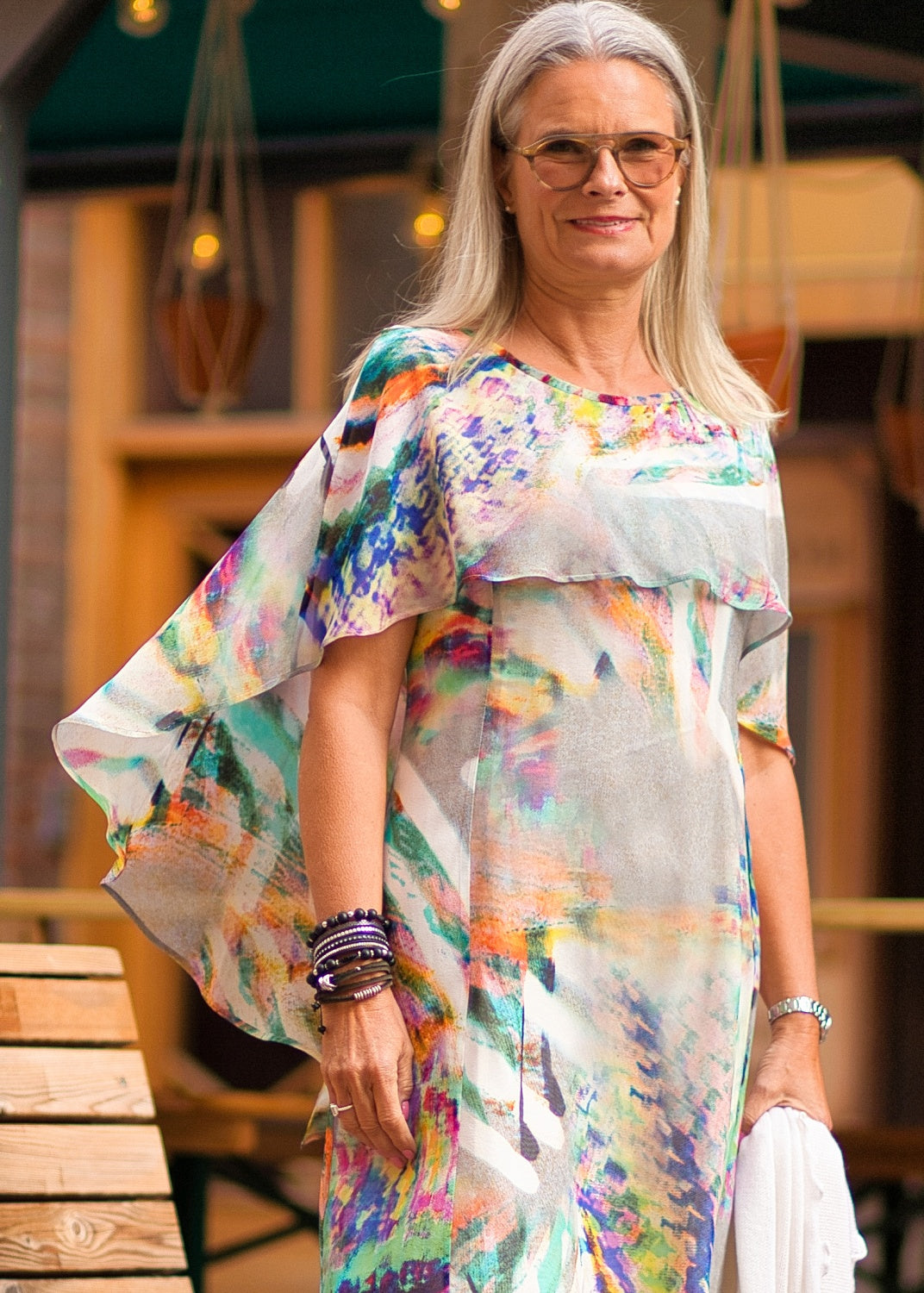 Knälång Cape-klänning i siden georgette