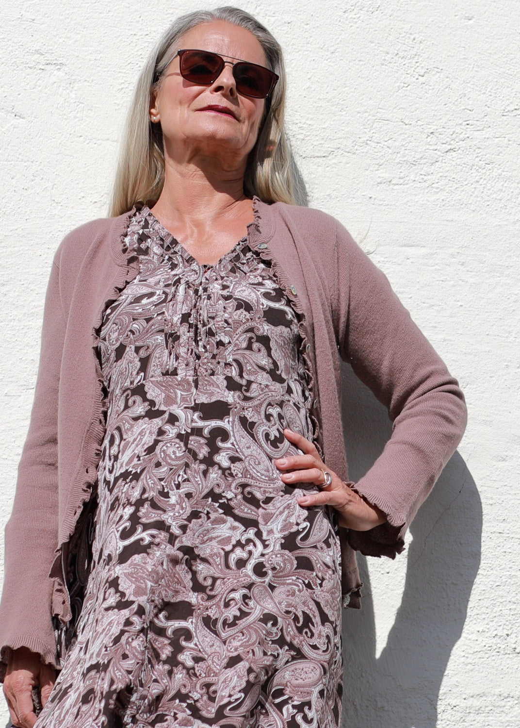 Fint stickad ren kashmir cardigan med romantisk look i utsökt finish