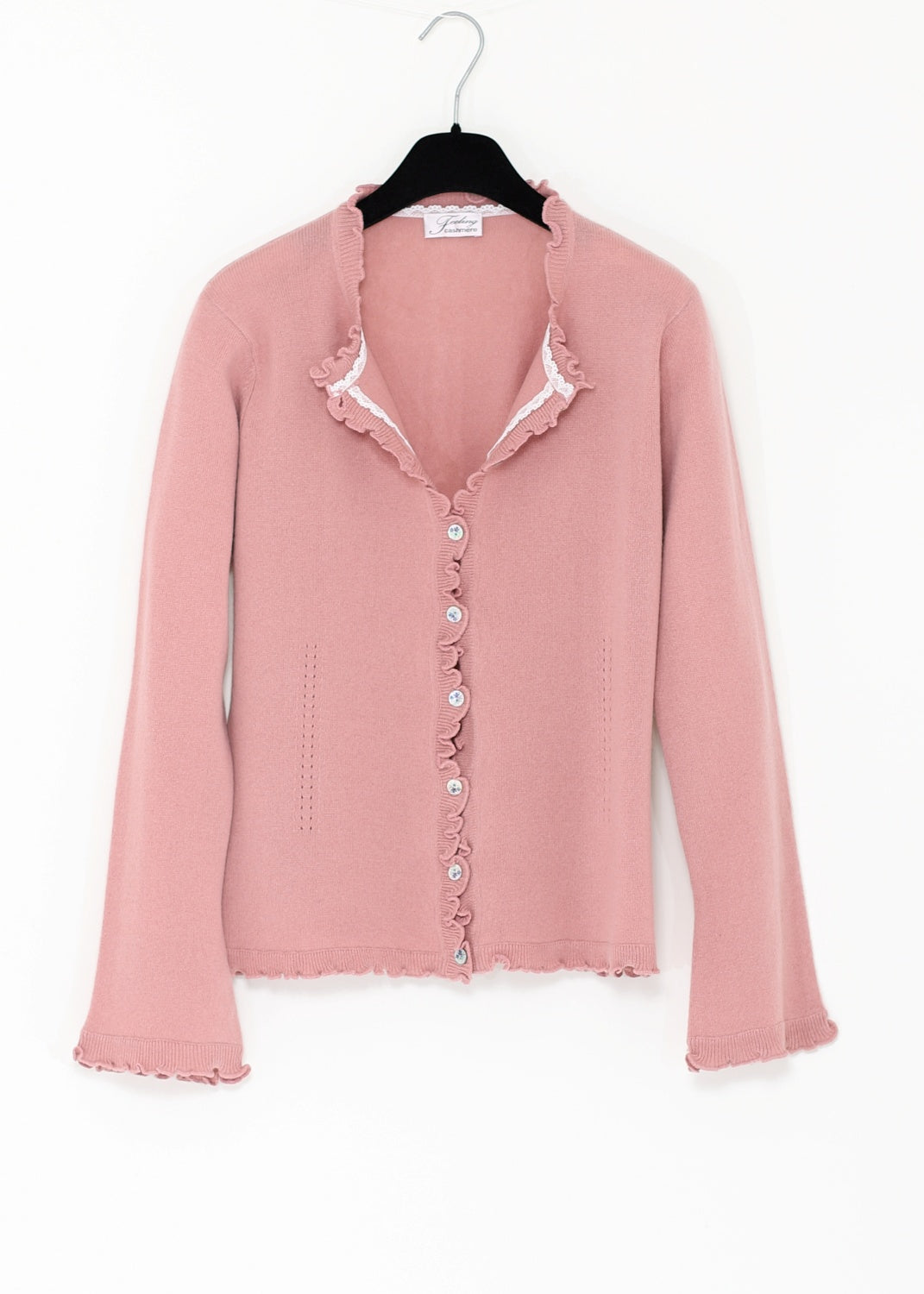 Fint stickad ren kashmir cardigan med romantisk look i utsökt finish.