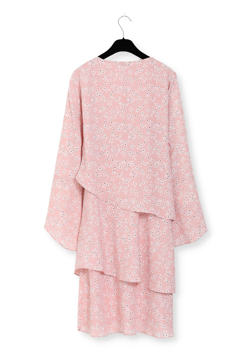 Bakvy på Viskos klänning med volanger i rosa en känsla av lyxig elegans. Ärmarna med extra vidd ger en fin inramning. 