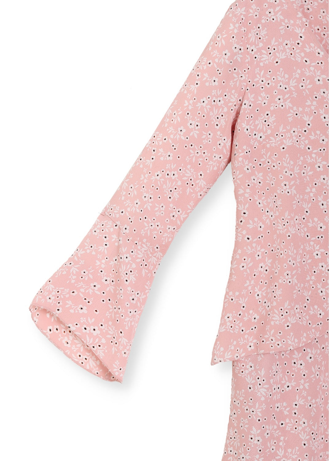 Ärm detalj på Viskos klänning med volanger i rosa en känsla av lyxig elegans. Ärmarna med extra vidd ger en fin inramning. 