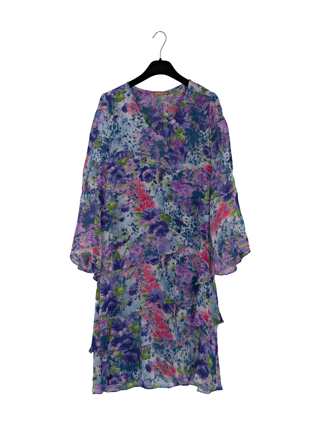 Viskos georgette klänning med volanger i smickrande silhuett som ger en känsla av lyxig elegans. Ärmarna med extra vidd ger en fin inramning. 