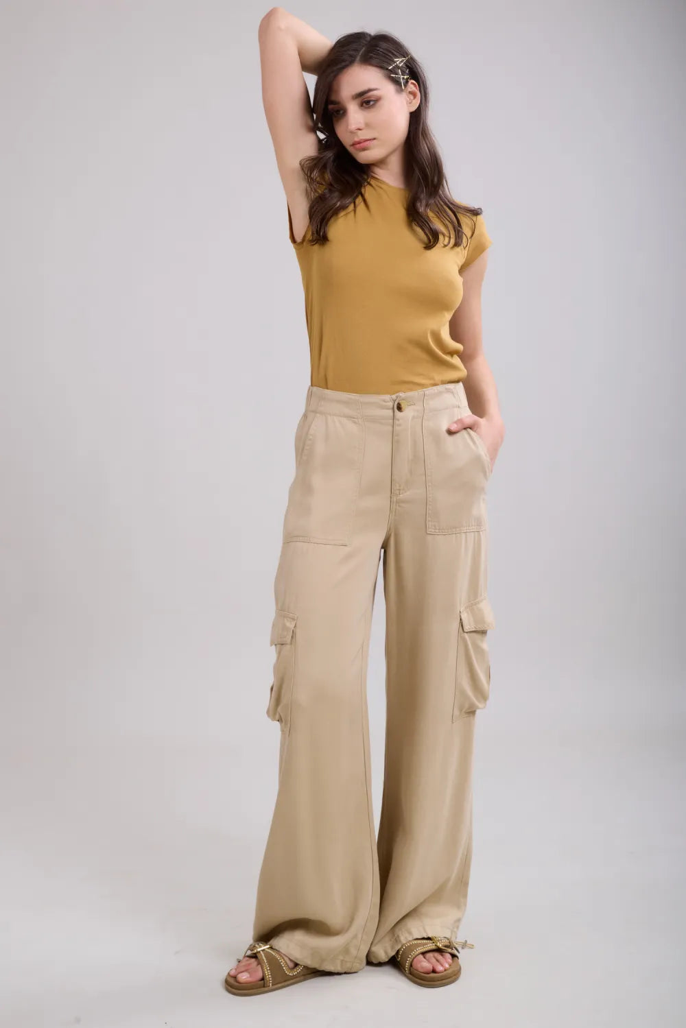 Cargo byxa med höga midja i lyosell. Gyllen beige färg med smickrande silhuett och oslagbar komfort hela dagen. 