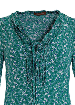 Grön småblommig Crepe viskos klänning med hög midja och extra vidd i kjolen. V-ringningen med klockformade ärmar ger en 70s bohemisk look.