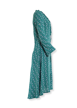 Grön småblommig Crepe viskos klänning med hög midja och extra vidd i kjolen. V-ringningen med klockformade ärmar ger en 70s bohemisk look.