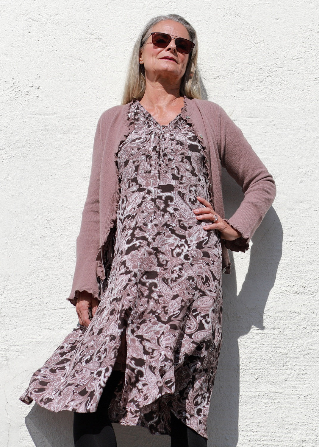 Crêpe viskos klänning från Feeling Collection, hög midja, extra vidd i kjolen. V-ringad med  klockformade ärmar ger en 70s bohemisk look. 