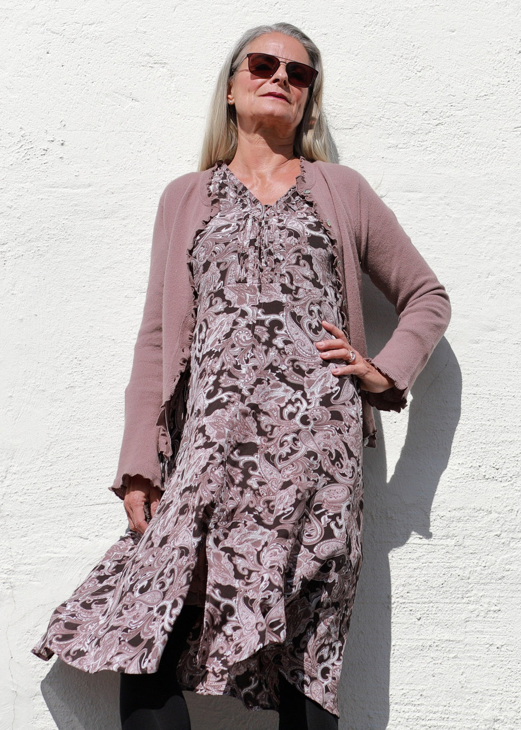 Crêpe viskos klänning från Feeling Collection, hög midja, extra vidd i kjolen. V-ringad med  klockformade ärmar ger en 70s bohemisk look. 