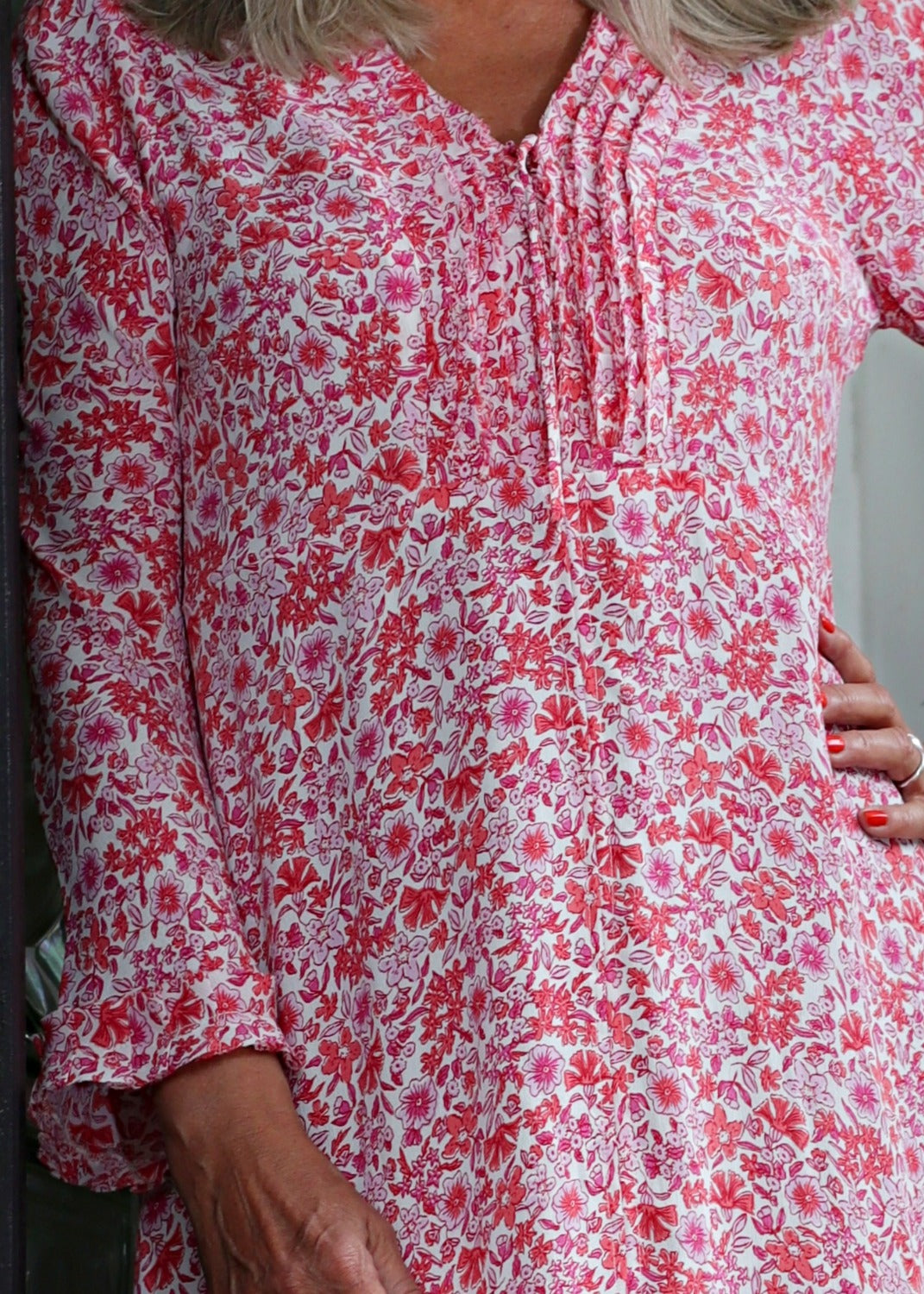 Midilång klänning med ärm i mönstrad crêpe viskos  coral-pink