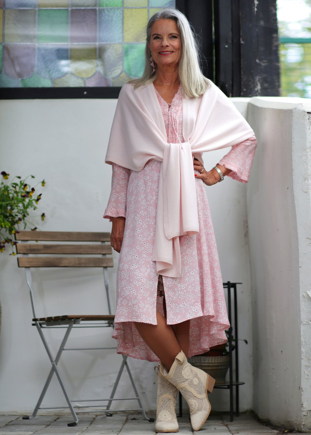 Midilång klänning med ärm i puder rosa småblommig crêpe viskos