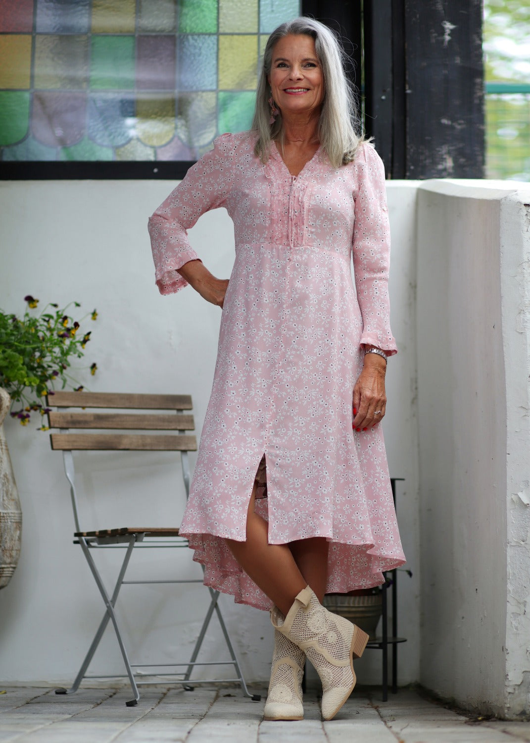 Midilång klänning med ärm i puder rosa småblommig crêpe viskos