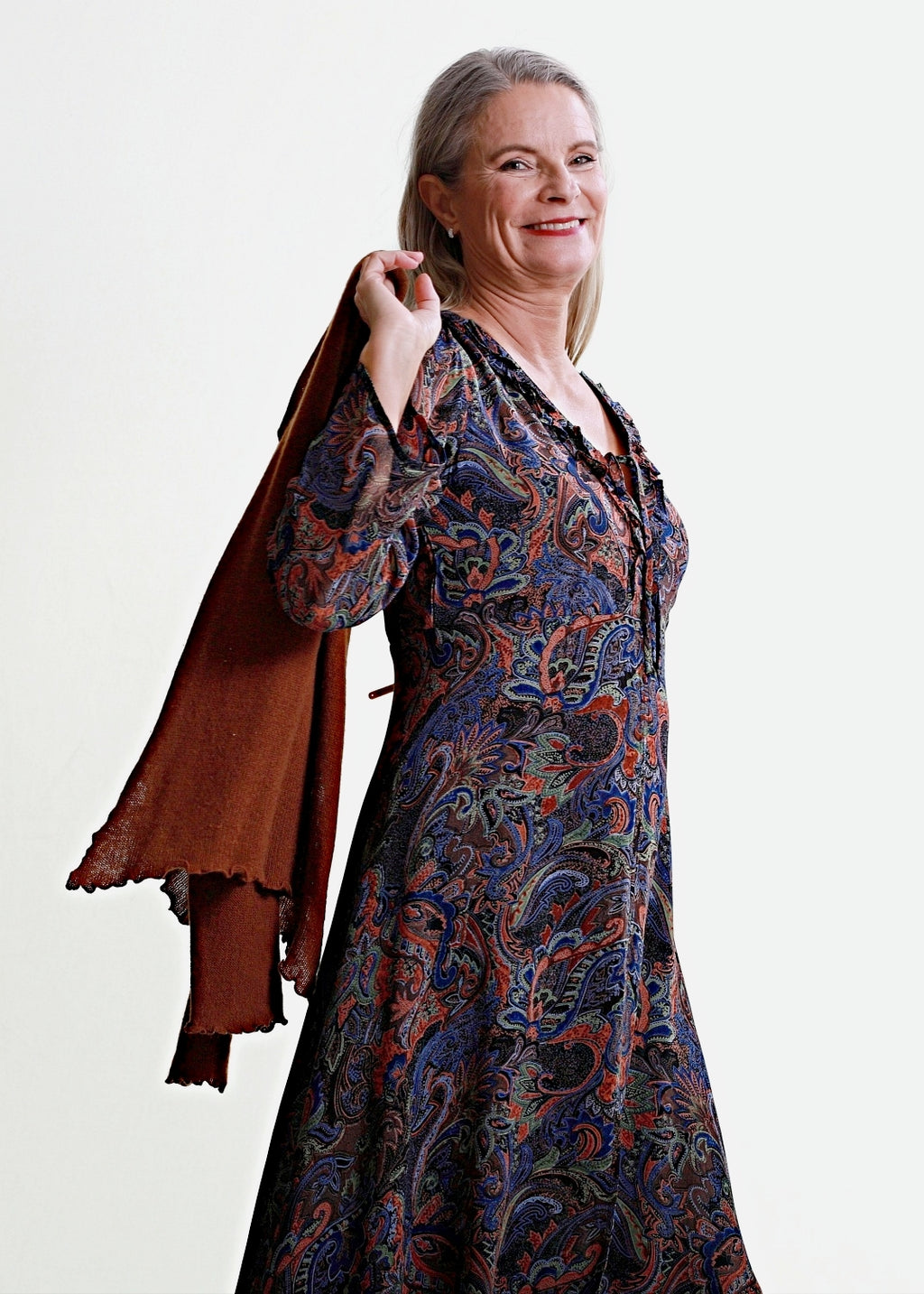 Midilång klänning med ärm i mönstrad viskos crêpe georgette