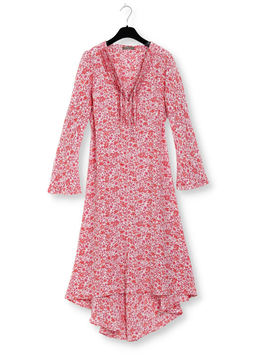 Coral rosa Crepe viskos klänning, hög midja, extra vidd i kjolen. V-ringad med  klockformade ärmar ger en 70s bohemisk look. 