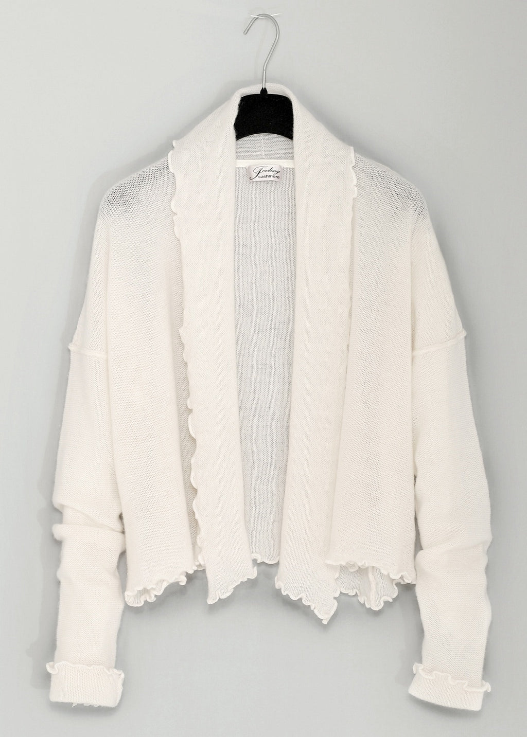 Fin stickad Kashmir Cardigan i cream färg gjord av ren kashmir för extra lyxig komfort.