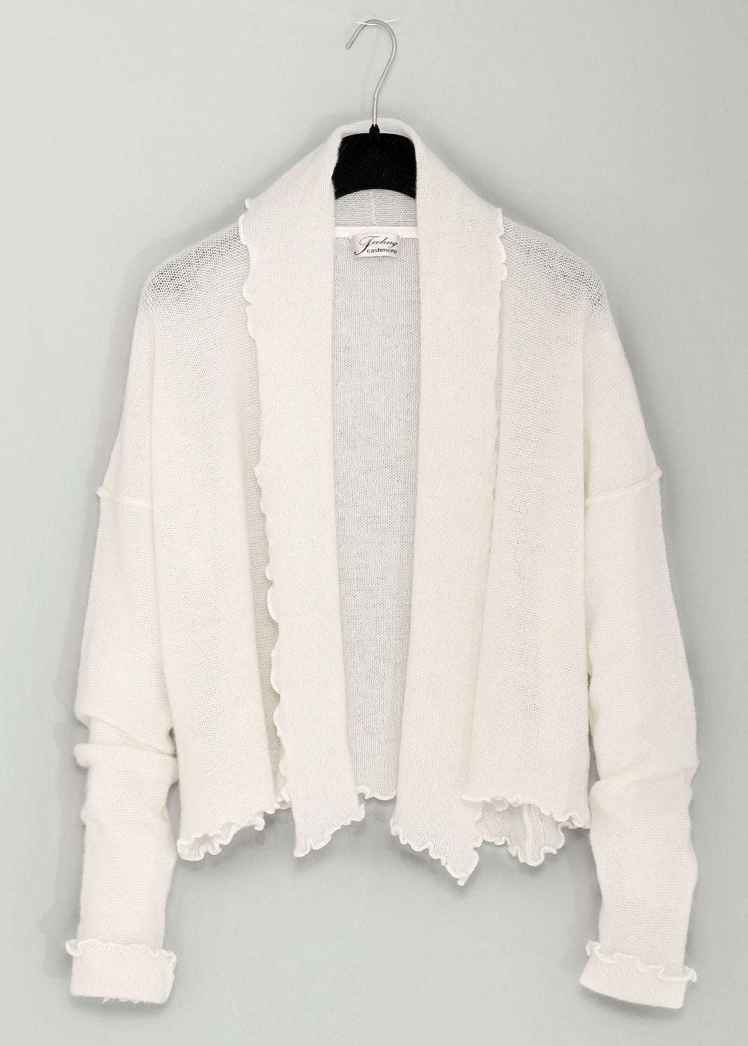 Fin stickad Kashmir Cardigan i cream färg gjord av ren kashmir för extra lyxig komfort.