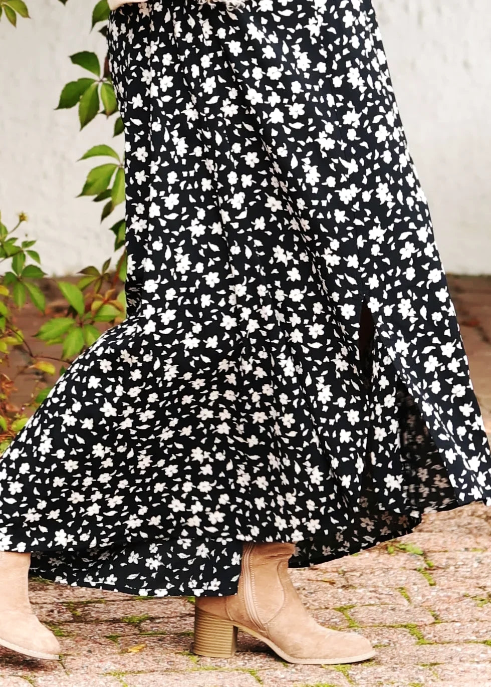 Lång Klänning i Viskos med ärm | Mila dress Black & cream flower