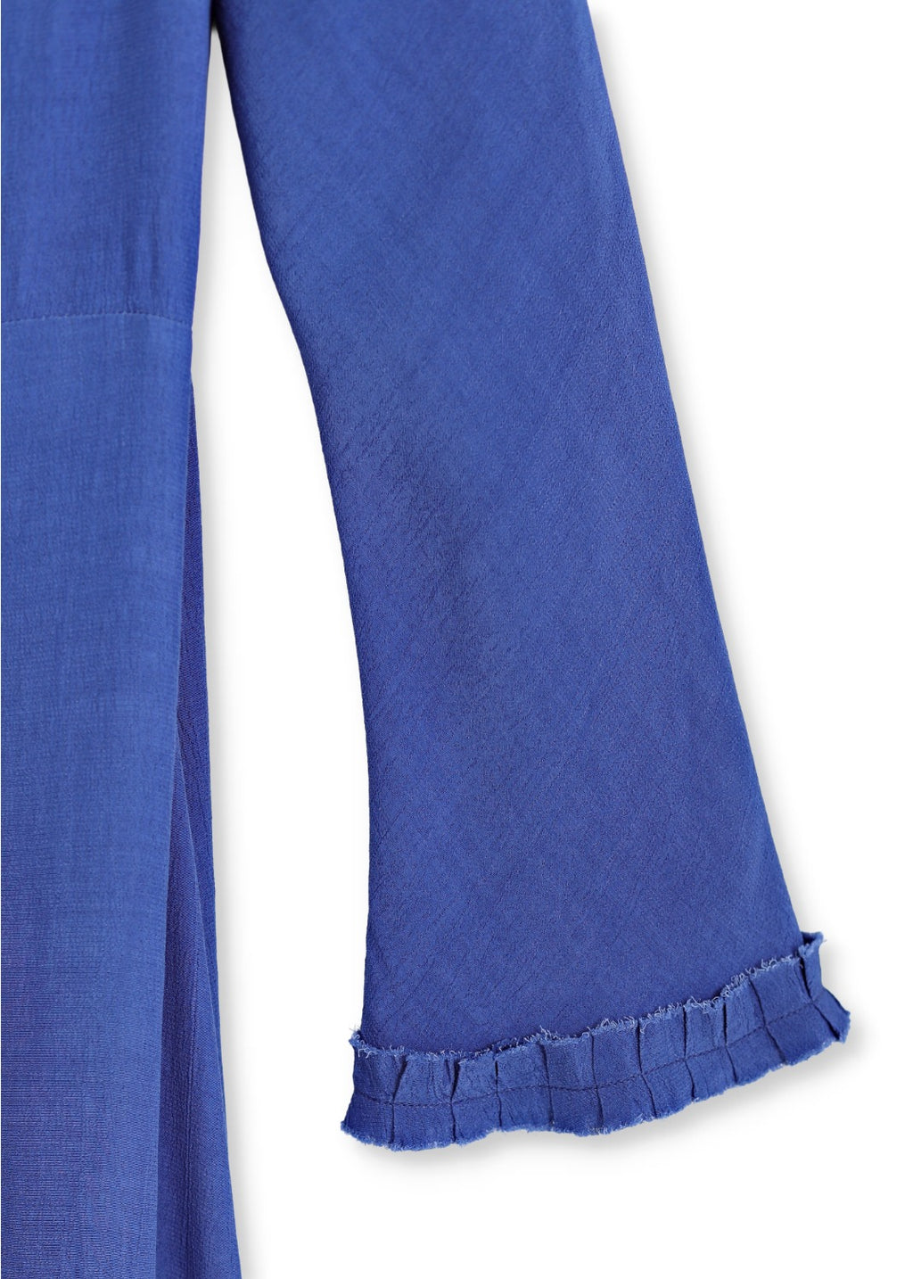 Denim blå lång klänning med lång ärm och extra fin vidd i kjolen i lyxig viskos crêpe, en tidlös 70-tals inspirerad look.