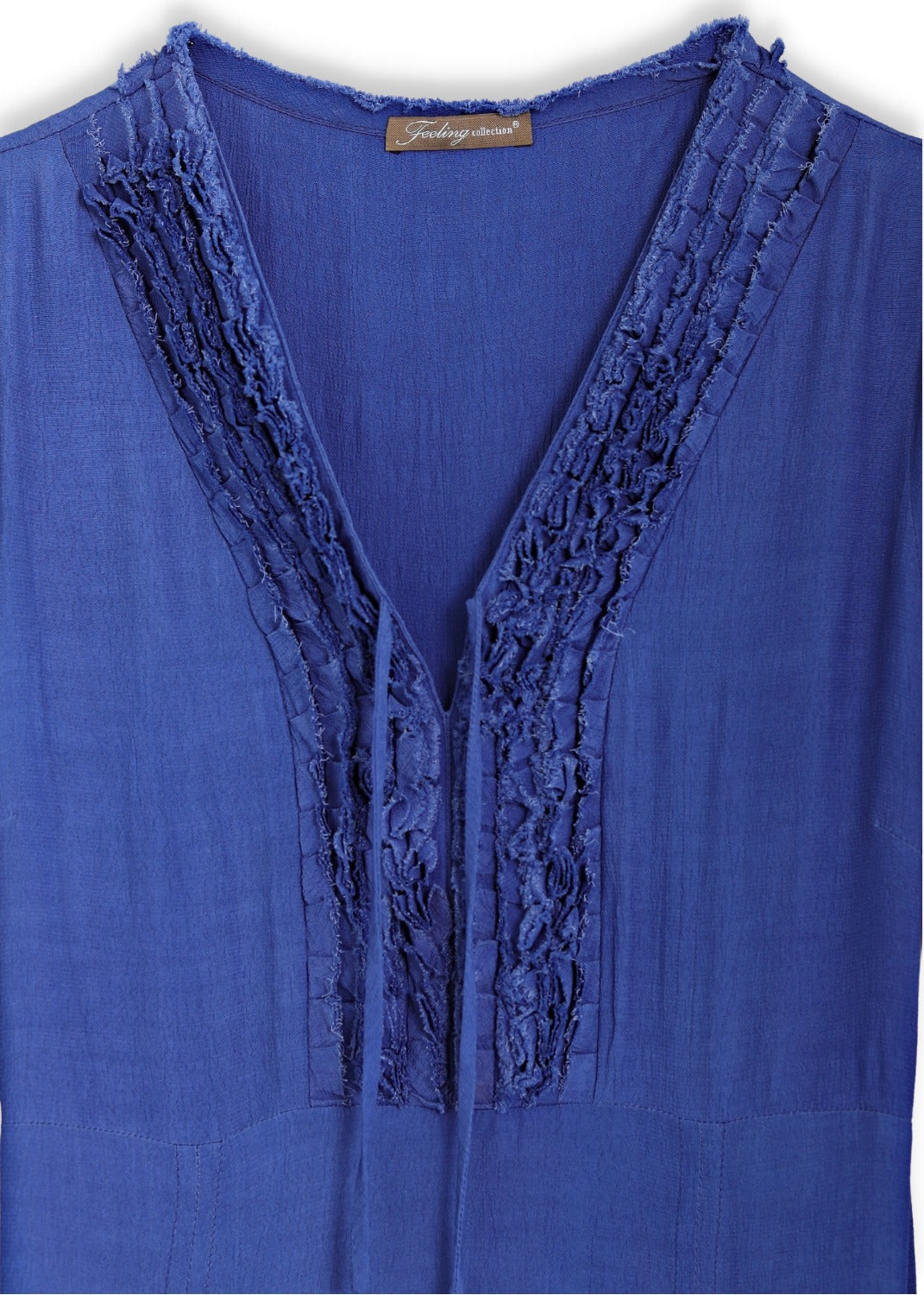 Denim blå lång klänning med lång ärm och extra fin vidd i kjolen i lyxig viskos crêpe, en tidlös 70-tals inspirerad look.