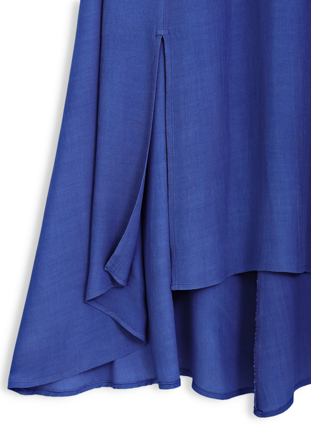 Denim blå lång klänning med lång ärm och extra fin vidd i kjolen i lyxig viskos crêpe, en tidlös 70-tals inspirerad look.