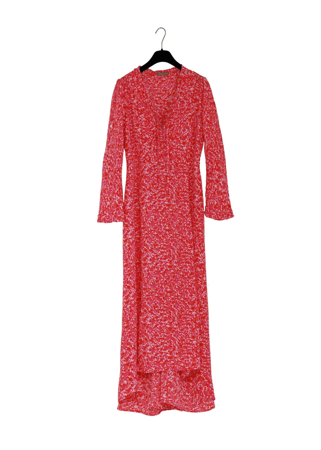 Hallonröd maxilång klänning, enkel och sofistikerad i lyxig viskos crêpe en tidlös 70-tals inspirerad look.