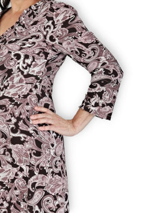 Maxilång klänning med ärm i Paisley mönstrad crepe viskos - Pink