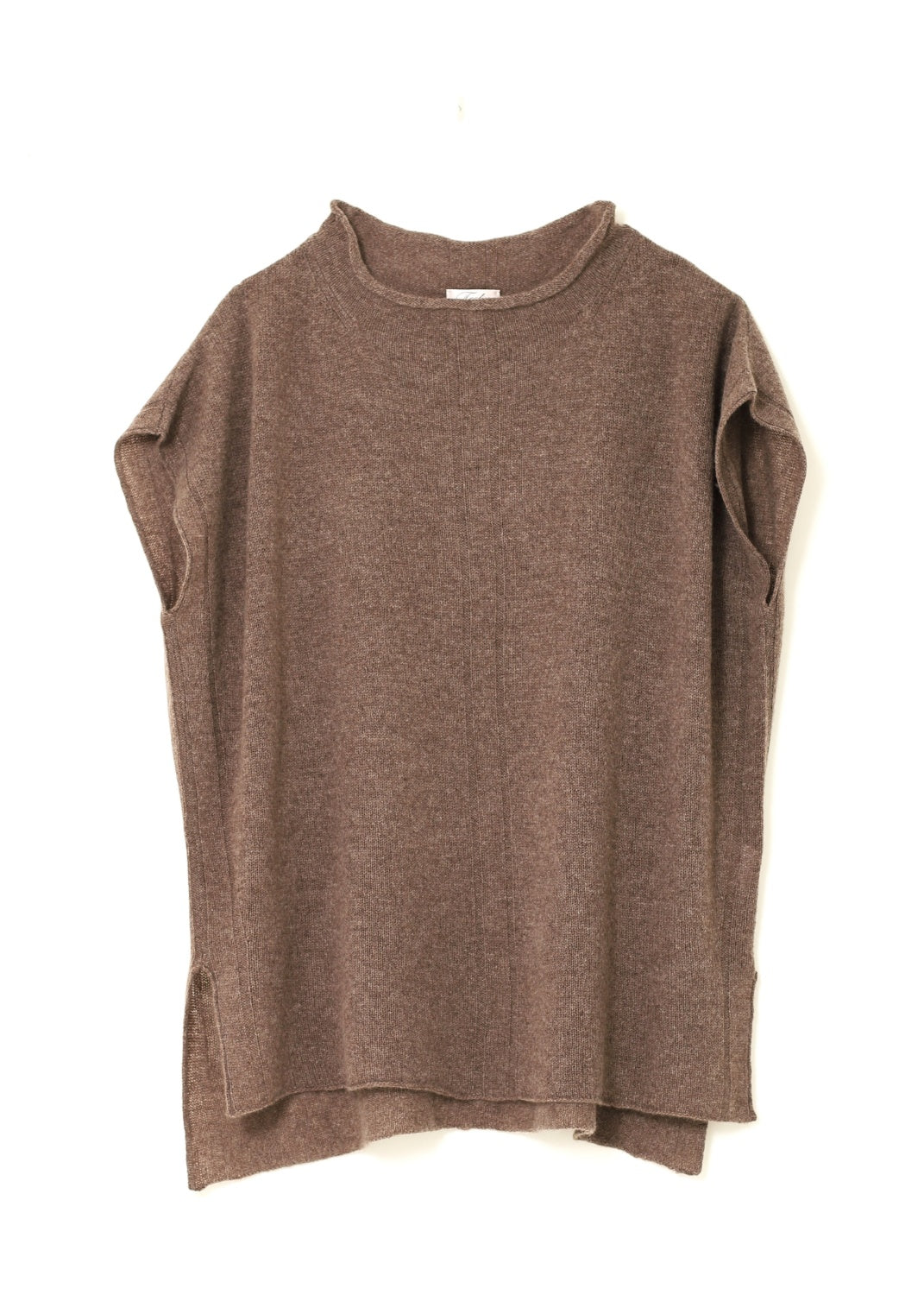 En oversized väst i ren kashmir – Med värme, lätthet och en avslappnad silhuett blir den din självklara följeslagare. Kryp in och njut av äkta cozy luxury.