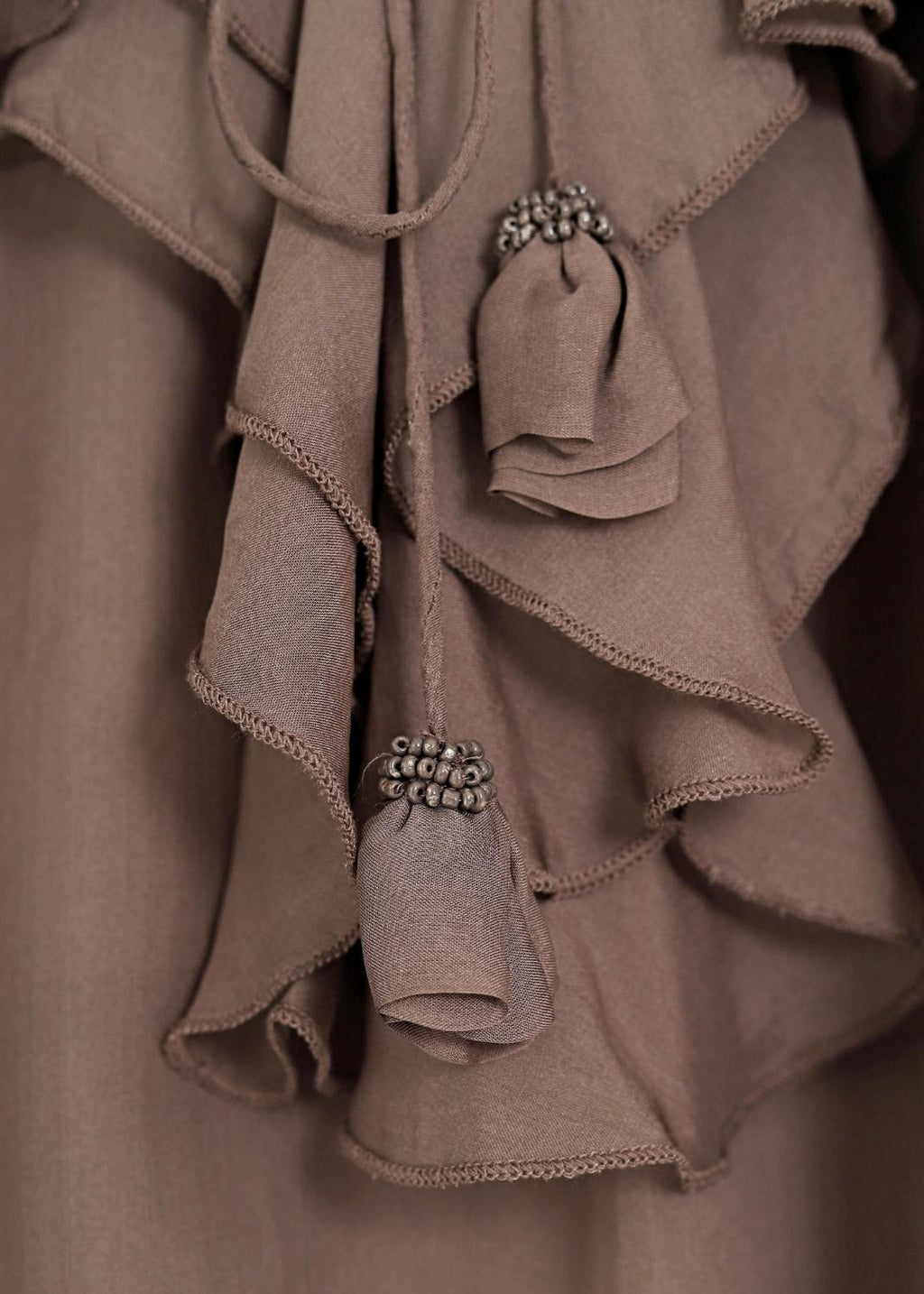 Blus med volanger i siden