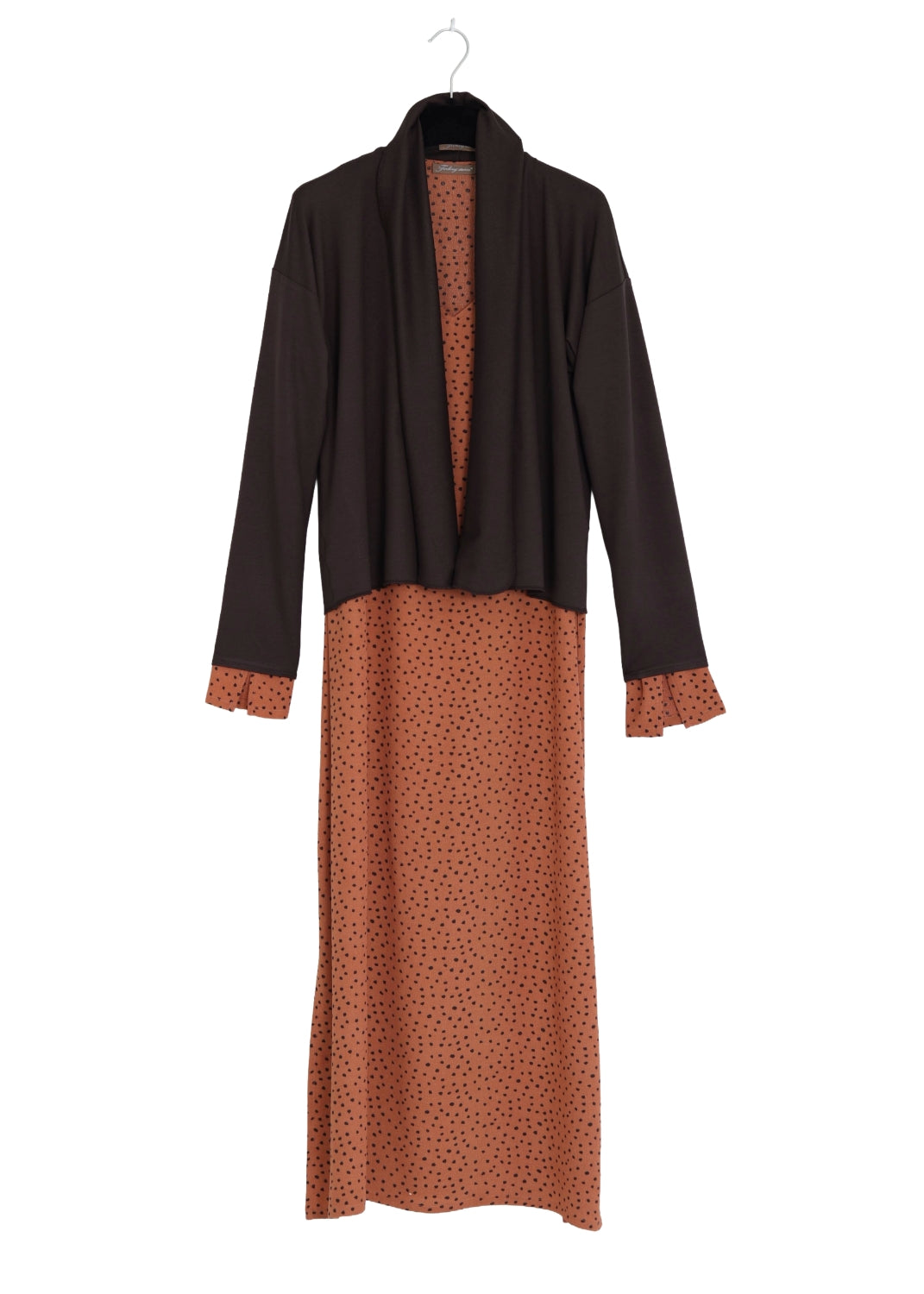 Mönstrad V-ringad midilång klänning med ärm i viskos med brun cardigan.