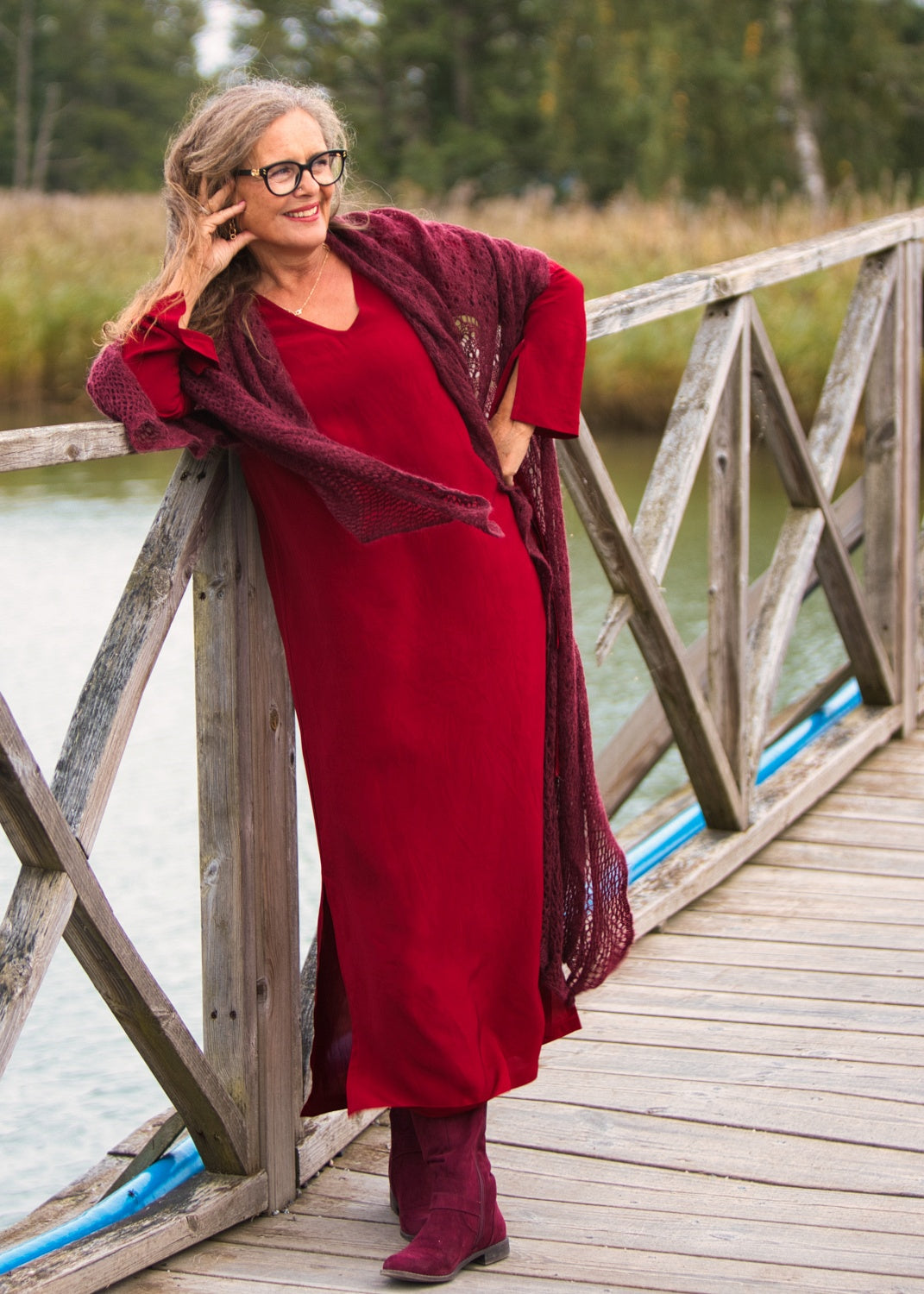 V-ringad midilång klänning med ärm - Ruby red