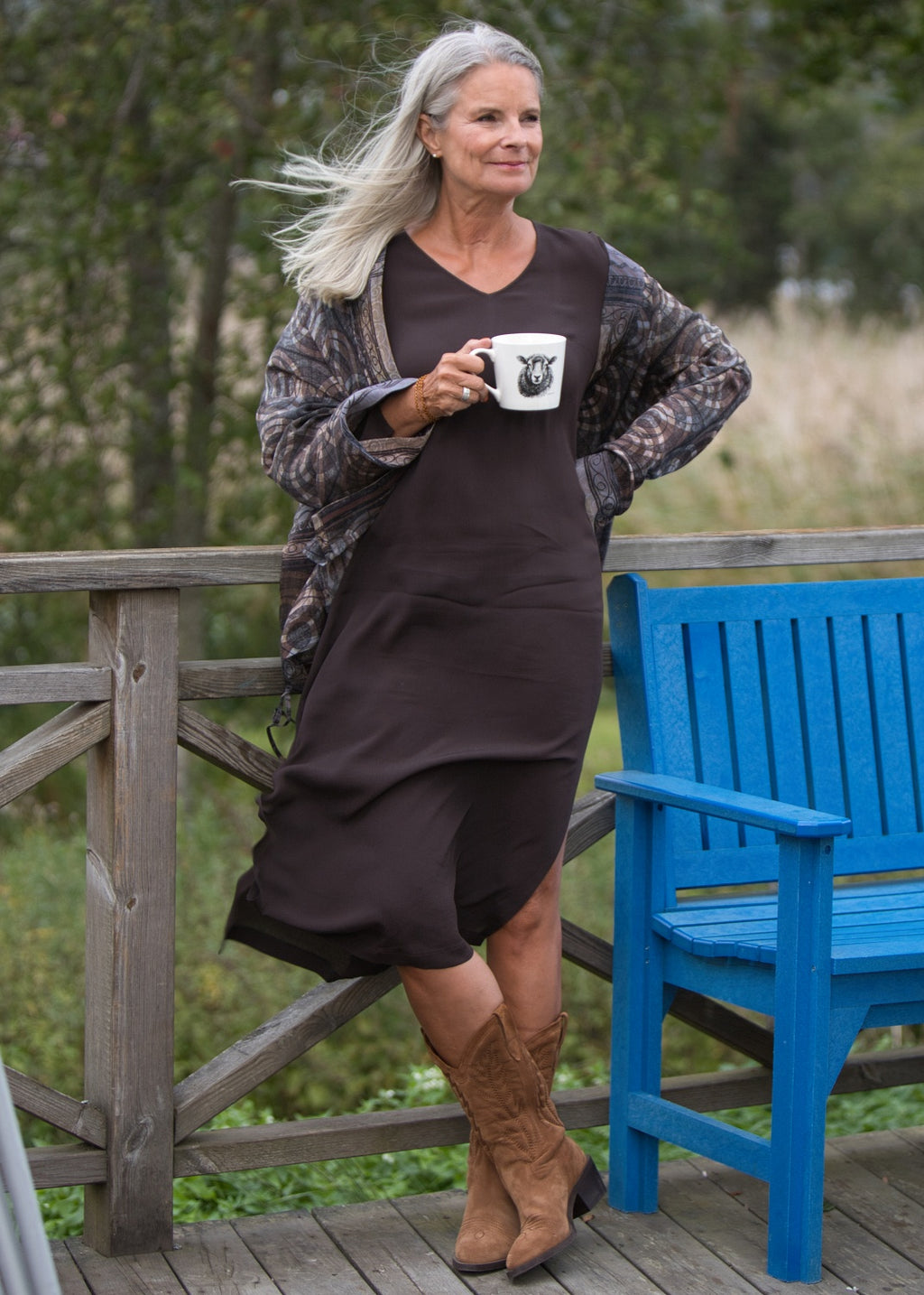 V-ringad midilång klänning med ärm - Espresso brown