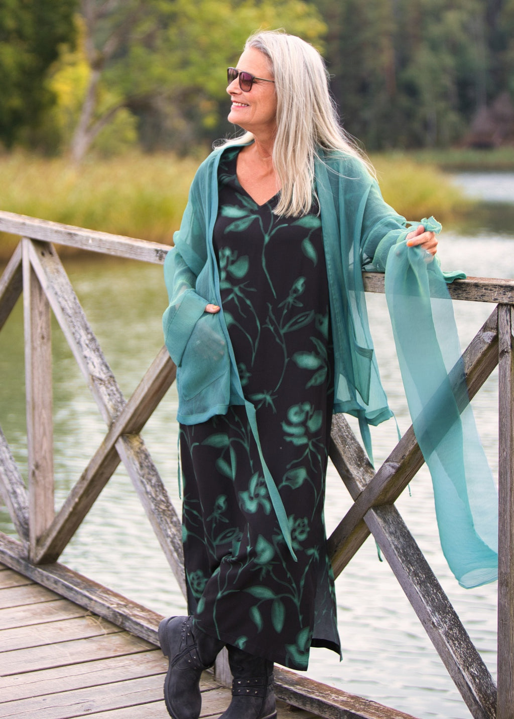 Elegant V-ringad minimalistisk midilång klänning i grön-svart viskos med lång ärm.