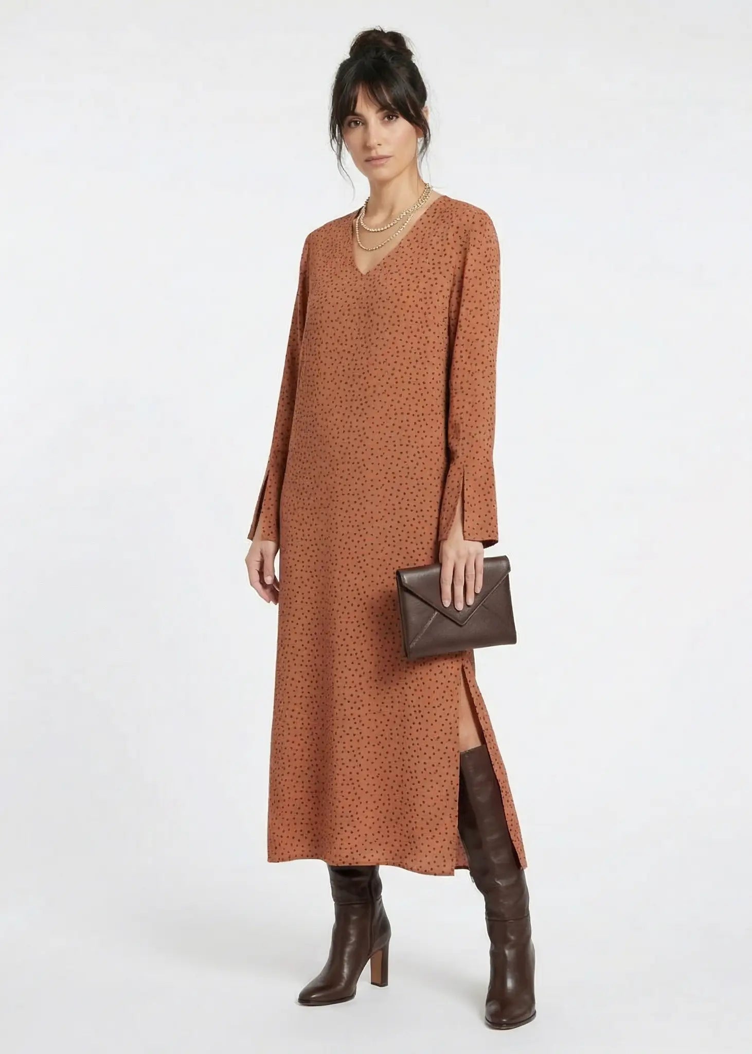 V-ringad lång klänning med ärm – Ruby dress i Cinnamon dot