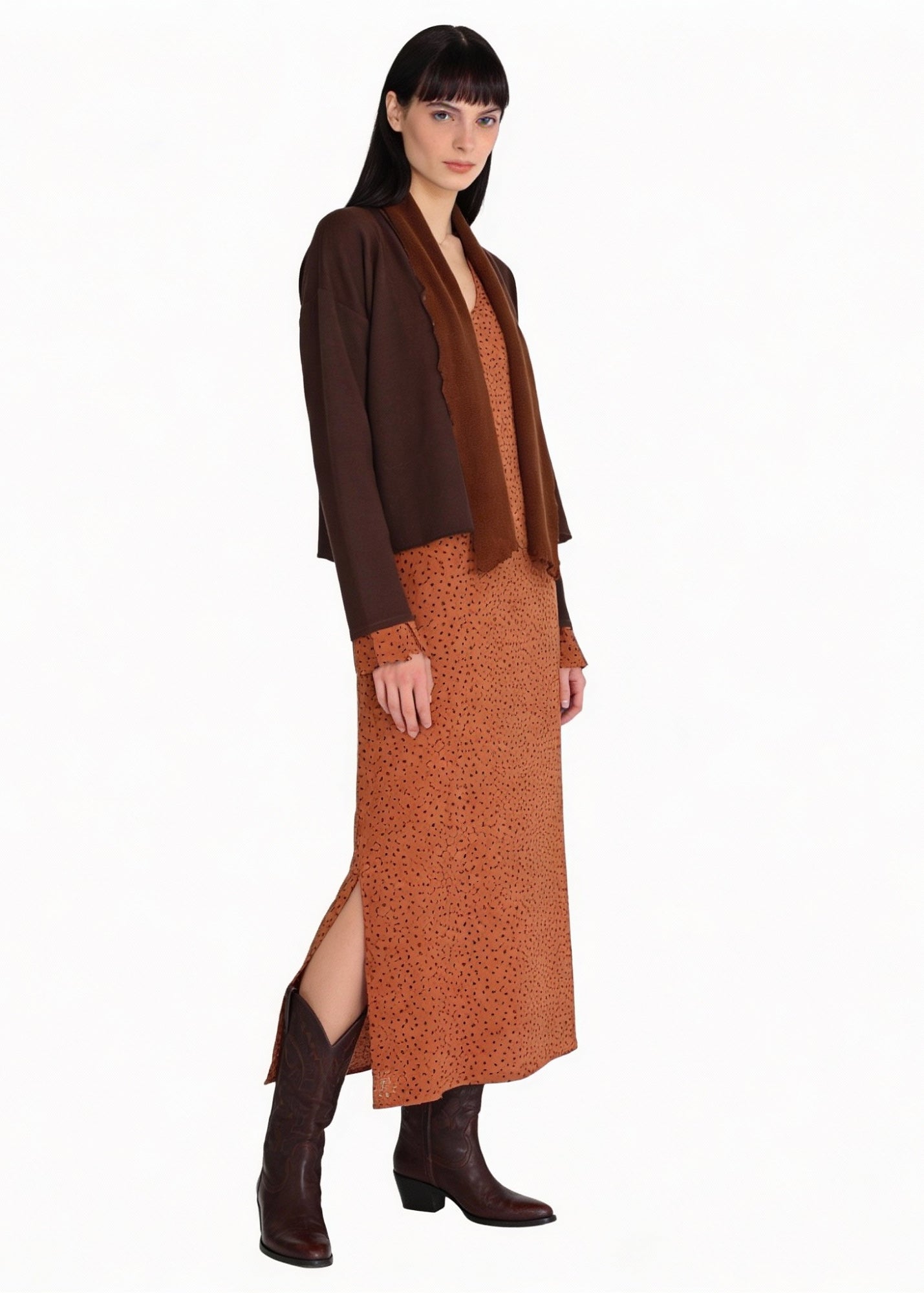 Ruby dress är en tidlös midiklänning med rak siluett och mjukt fall. En elegant och smickrande klänning som fungerar från jobb till kväll.