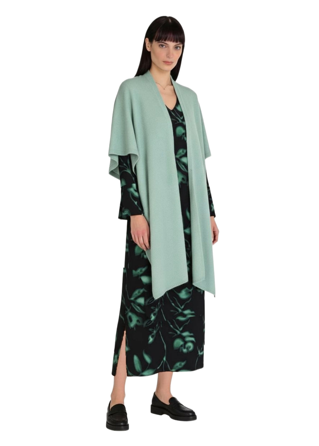 Ruby dress är en tidlös midiklänning med rak siluett och mjukt fall. En elegant och smickrande klänning som fungerar från jobb till kväll.