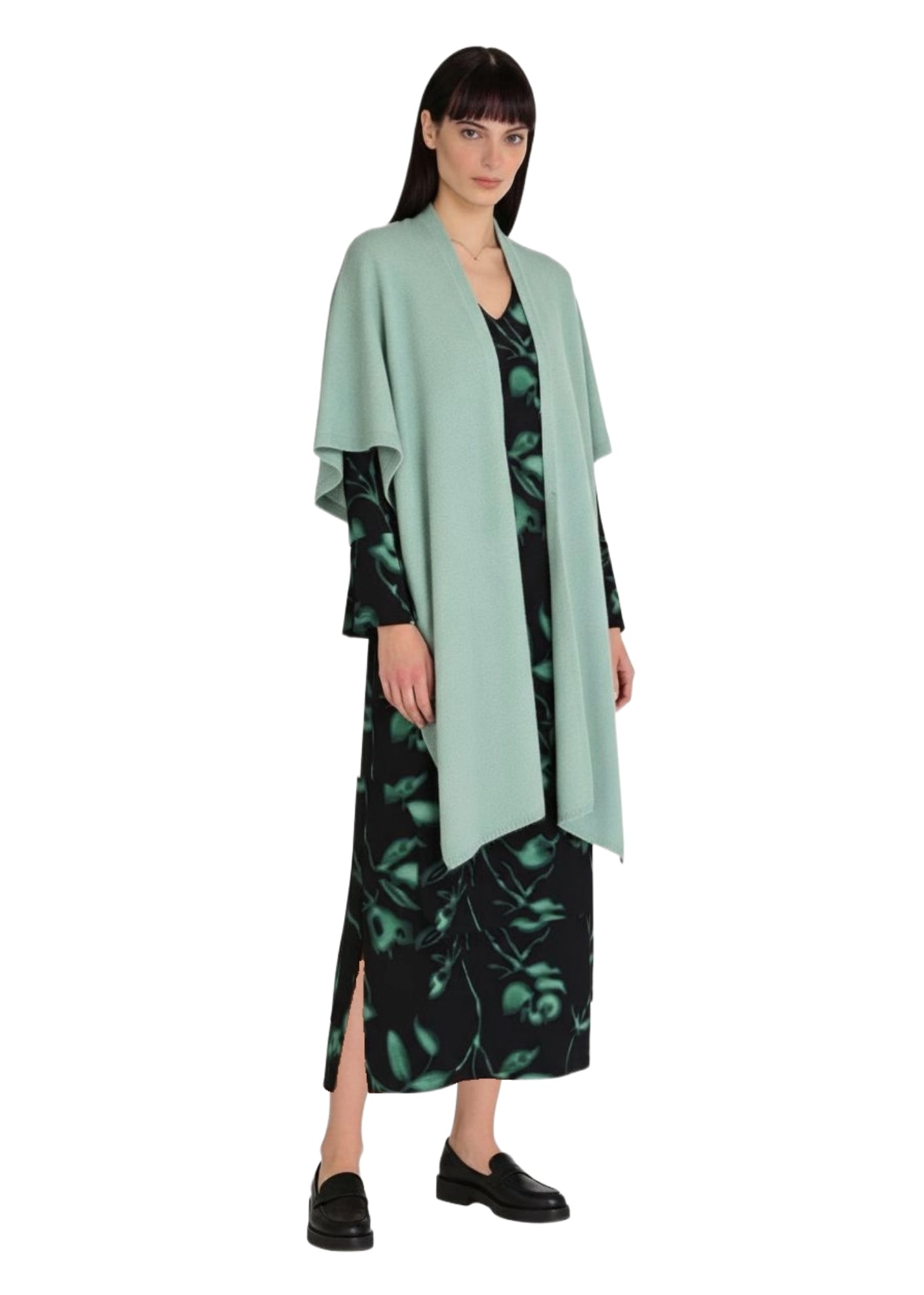 Ruby dress är en tidlös midiklänning med rak siluett och mjukt fall. En elegant och smickrande klänning som fungerar från jobb till kväll.