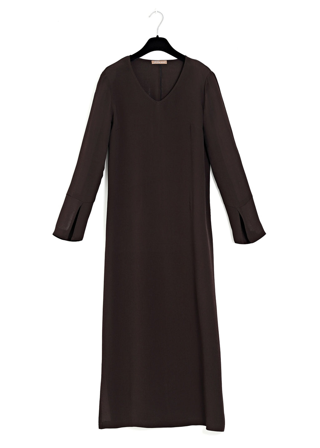 Elegant och minimalistisk midilång klänning i espresso brun viskos med lång ärm.