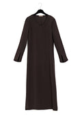 Elegant och minimalistisk midilång klänning i espresso brun viskos med lång ärm.