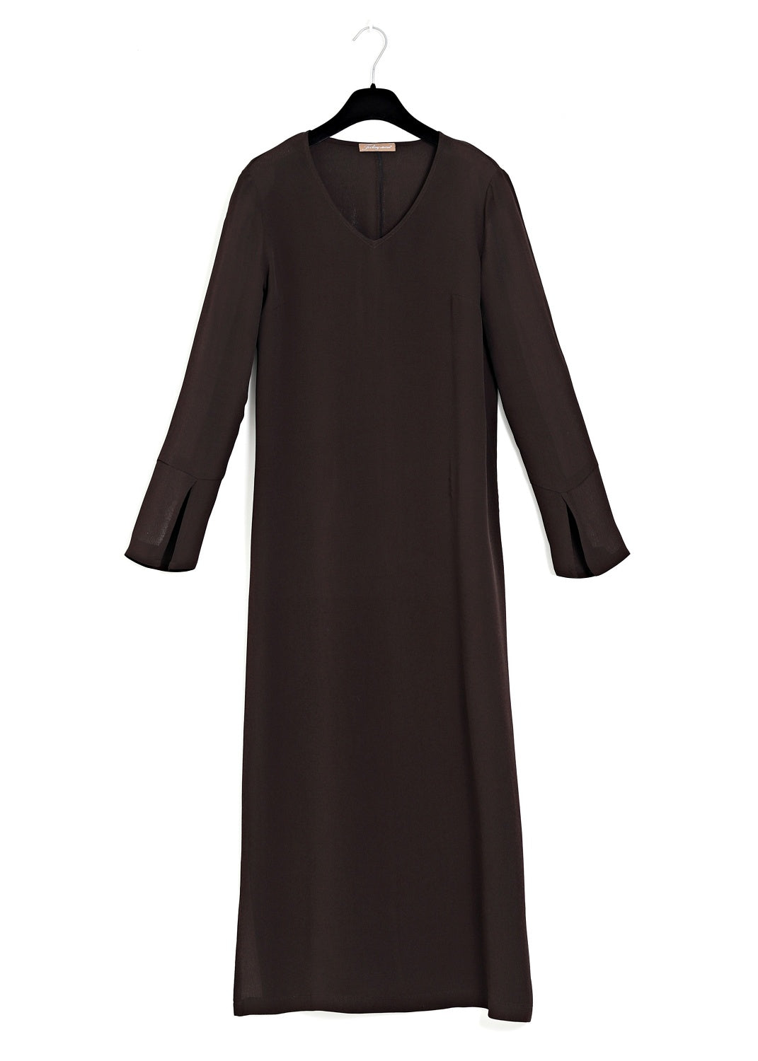 Elegant och minimalistisk midilång klänning i espresso brun viskos med lång ärm.