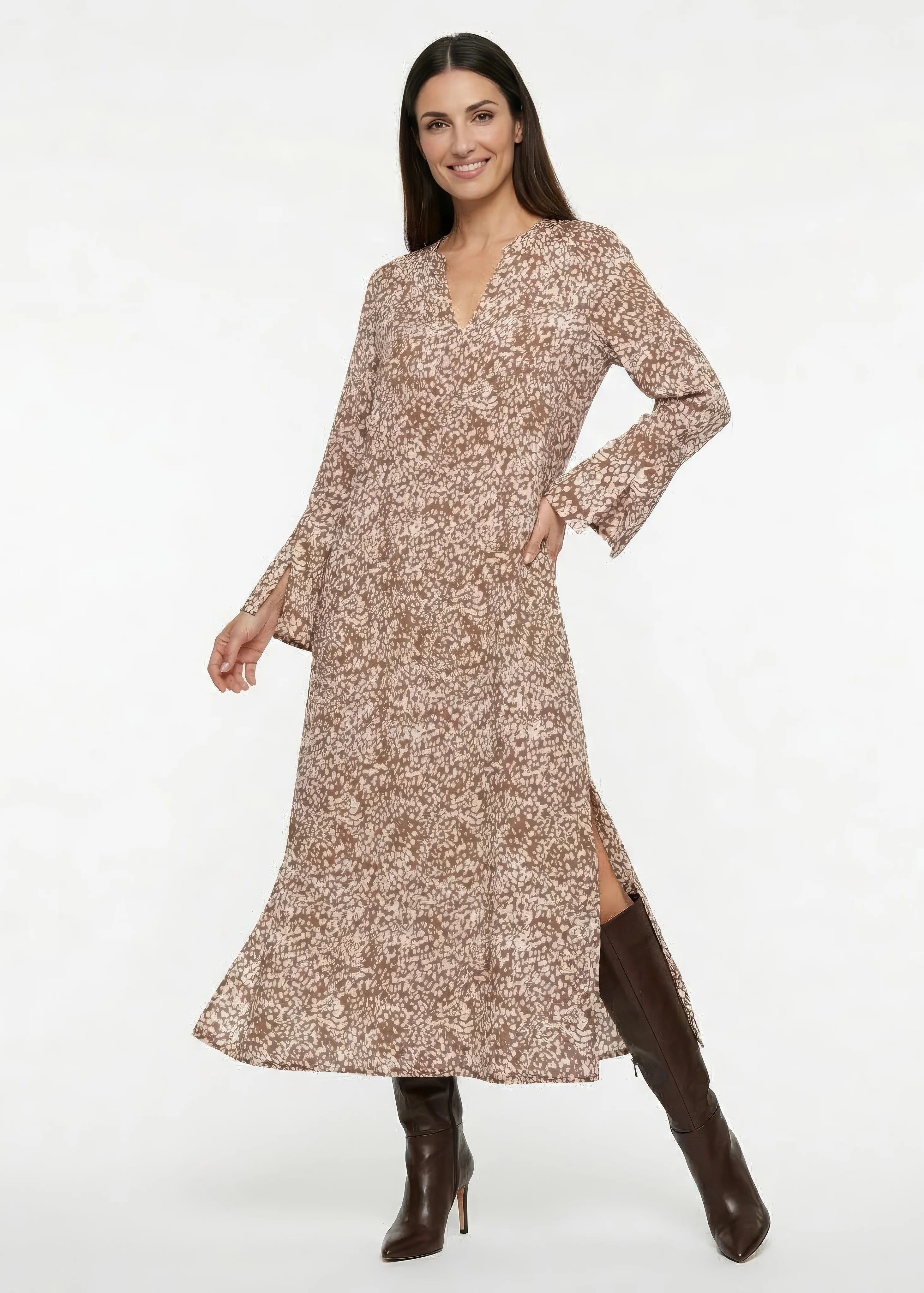 V-ringad lång klänning med ärm i viskos | Ruby dress Spotted taupe