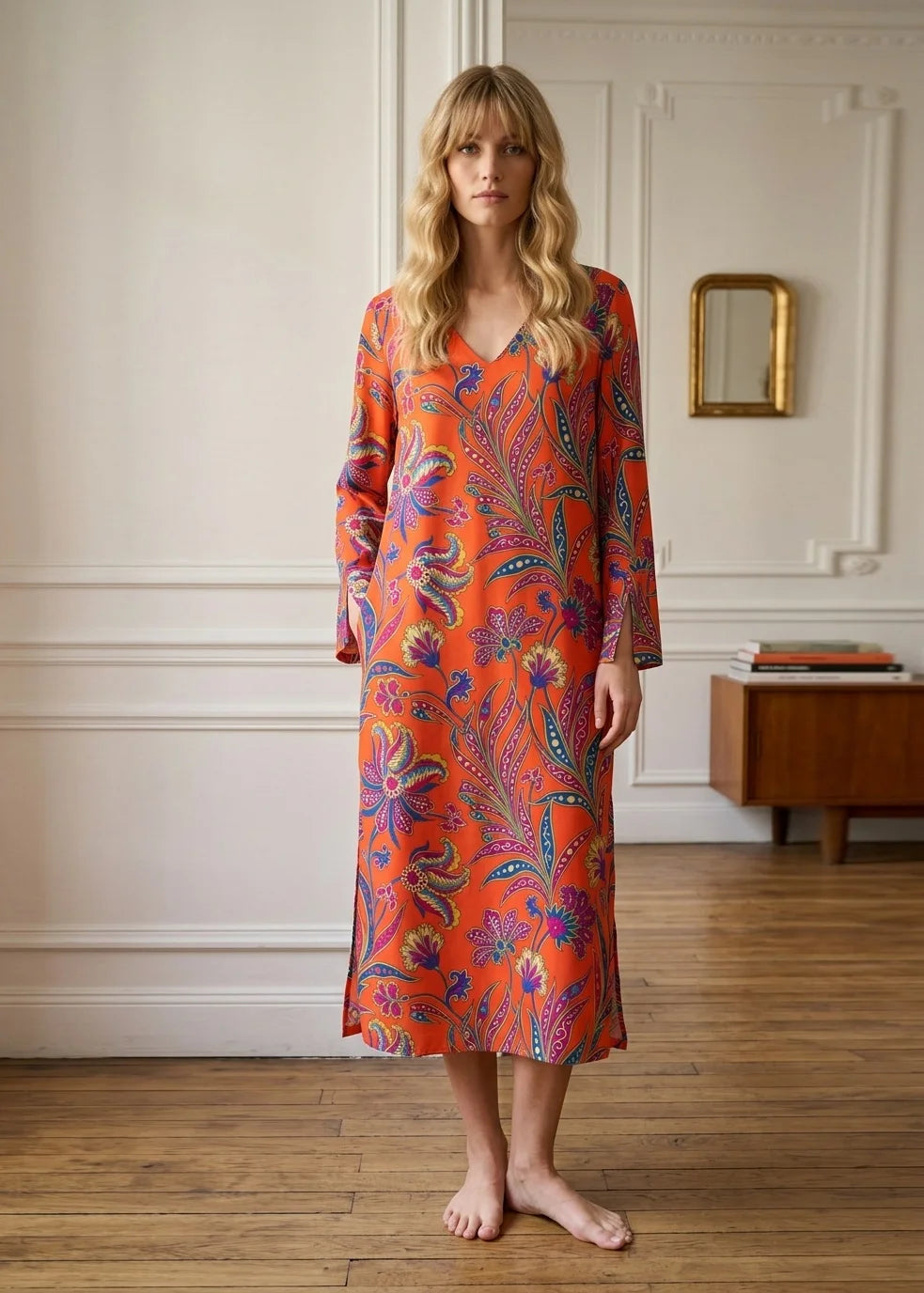 V-ringad lång klänning med ärm i viskos | Ruby dress Fiesta print