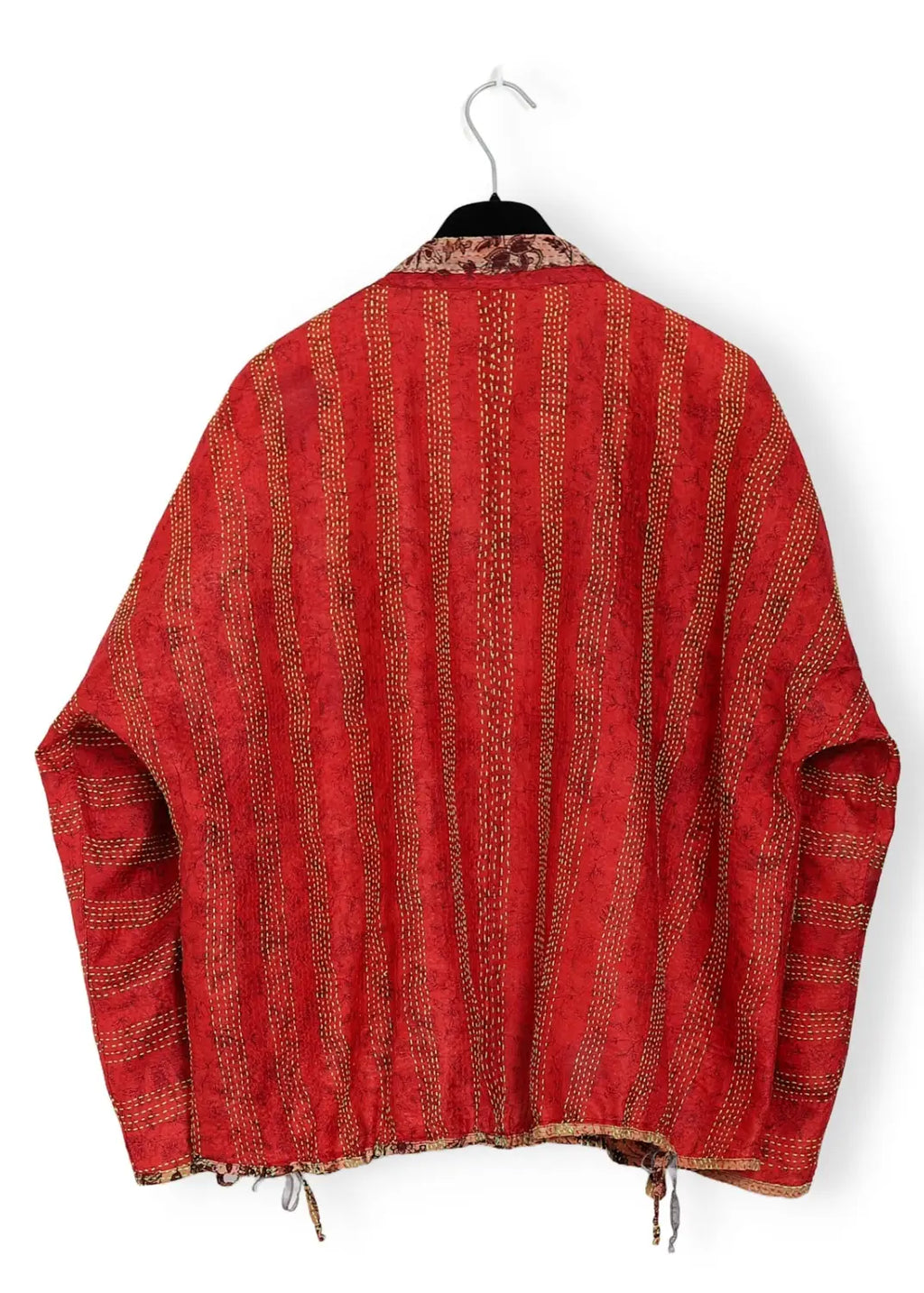 Röd vändbar sidenjacka med handsydda Kantha-stygn i återvunnet siden – bakvy